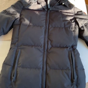 Svart dunjacka från Canada Goose- chelsea parka - Säljer en Svart dunjacka från Canada Goose som är Äkta. Perfekt för kalla vinterdagar