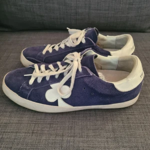 The Gallerist - Snygga blå vita sneakers från The Gallerist i storlek 41. De är I mycket bra skick, lite smuts på skosnöret, endast skor följer med. Hör av dig vid frågor!