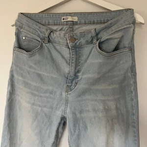 ginatricot flare jeans L - Fint skick, har en reva i bak se bild!