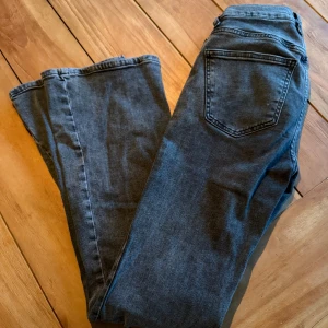 Grå bootcut jeans - Grå bootcut jeans från Gina 