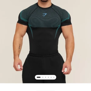 Svart tight träningst-shirt Gymshark - Gymshark onyx träningströja med musclefit. Har en i storlek L och en i M helt nya