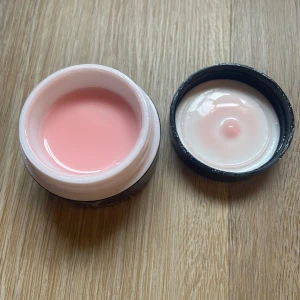  Builder Nail Gel rosa - En rosa builder nail gel, man kan ha den på vanliga tippar och lösnaglar (UV lampa krävs)