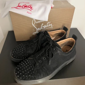 Svarta Loubs med spikar - Säljer dessa feta louboutins | Storlek 46 | Skick 6,5/10 | priset kan diskuteras vid snabb affär | Låda och kvitto finns | skicka dm vid frågor