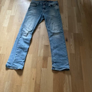 Replay  - Säljer ett par ljusblå jeansbyxor från Replay med klassisk femficksdesign och snygga detaljer på bakfickan. Jeansen har en skön passform och är perfekta för en avslappnad stil. Märkespatch i läder baktill i midjan. De har en schysst tvätt och är i storlek 30/34! Hör av er om ni undrar något!