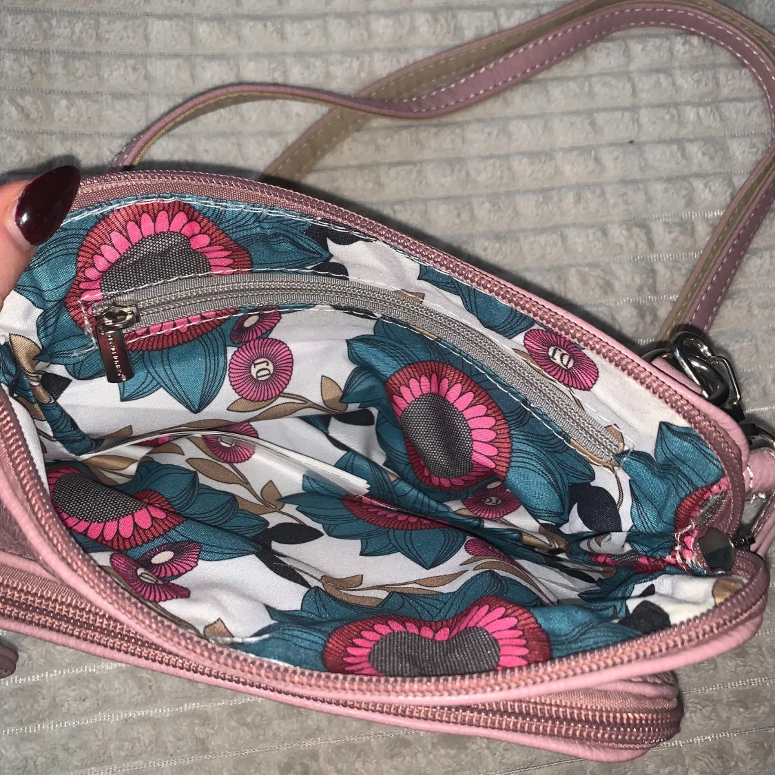 Lila axelremsväska - 2