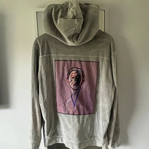 Limitato Hoodie - Limitato hoodie med snyggt rygg tryck. Storlek L, men är rätt kort i modellen, så passar bra i storlek M också!