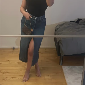 Jeans kjol - Lång Jeans kjol i strl M från Lindex