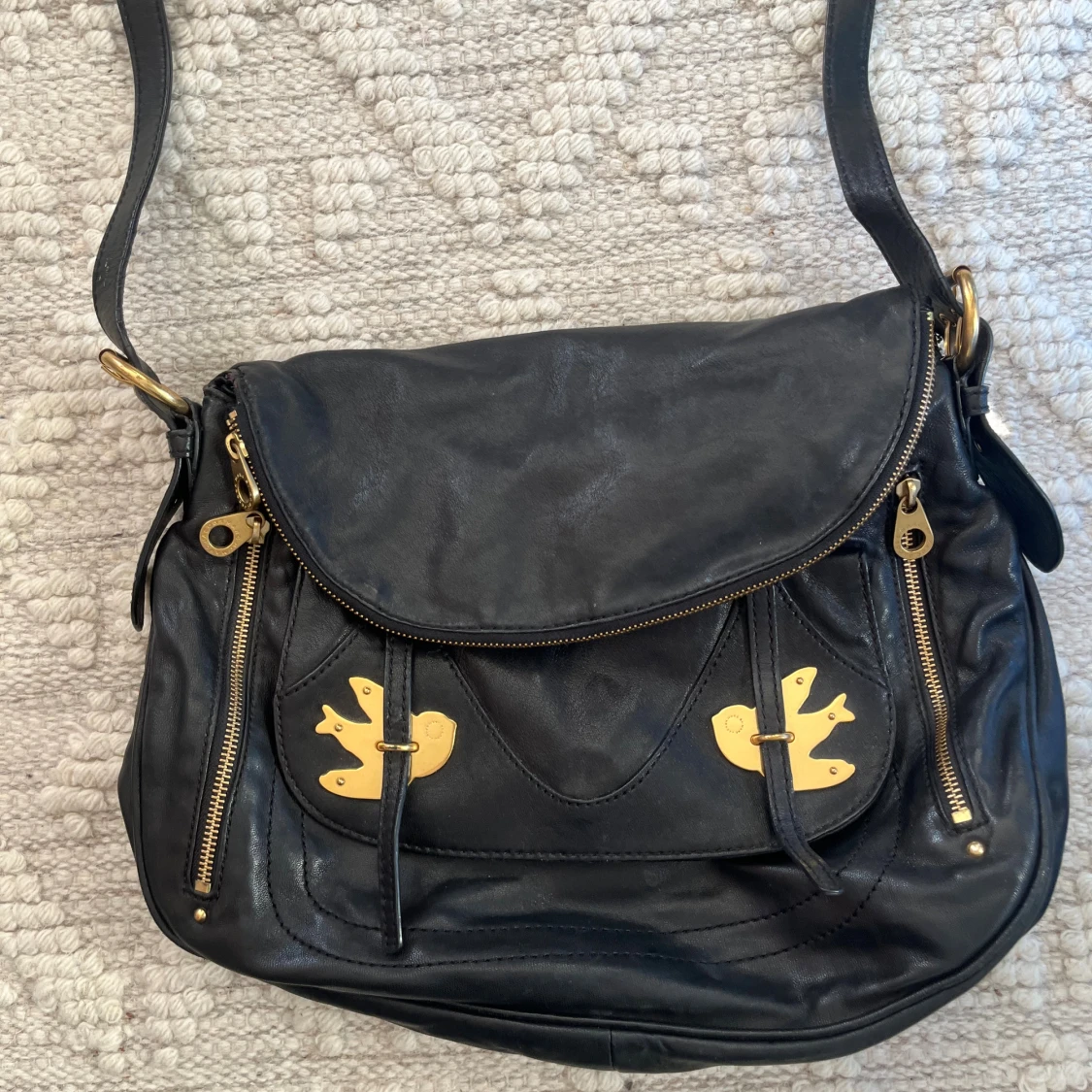 Svart axelväska med gulddetaljer från Marc by Marc Jacobs - 1