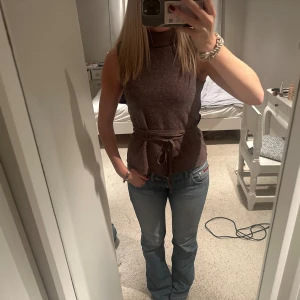 Topp med knytning  - Beige topp med knytning, slutsåld från Zara 