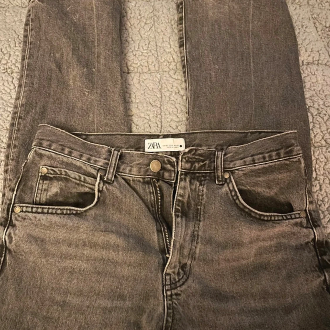 Grå jeans från Zara, straight fit