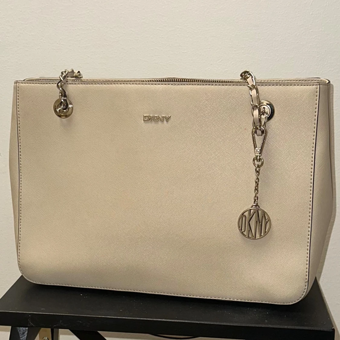 Beige handväska från DKNY med kedja