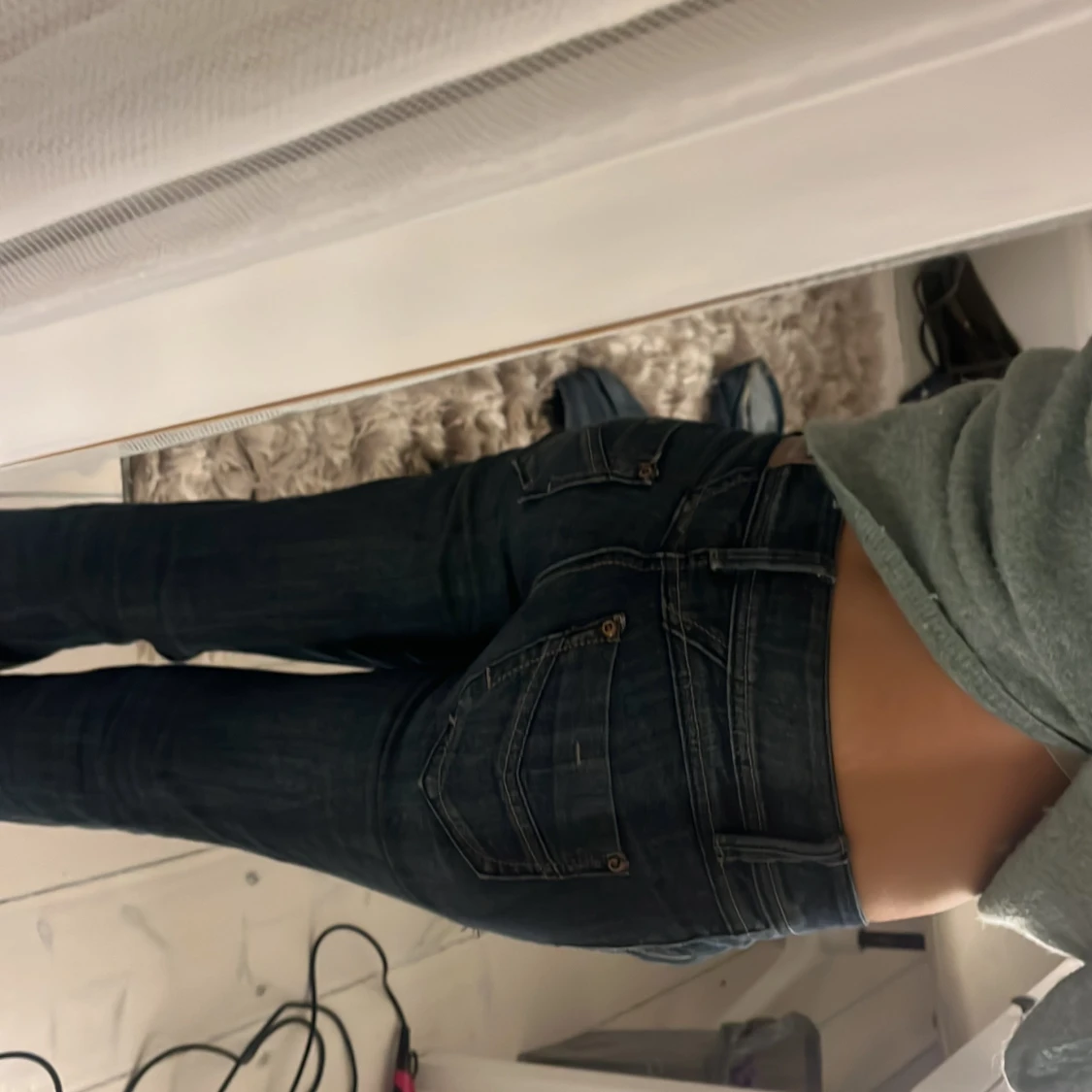 Mörkblå bootcut jeans med slitningar - 2