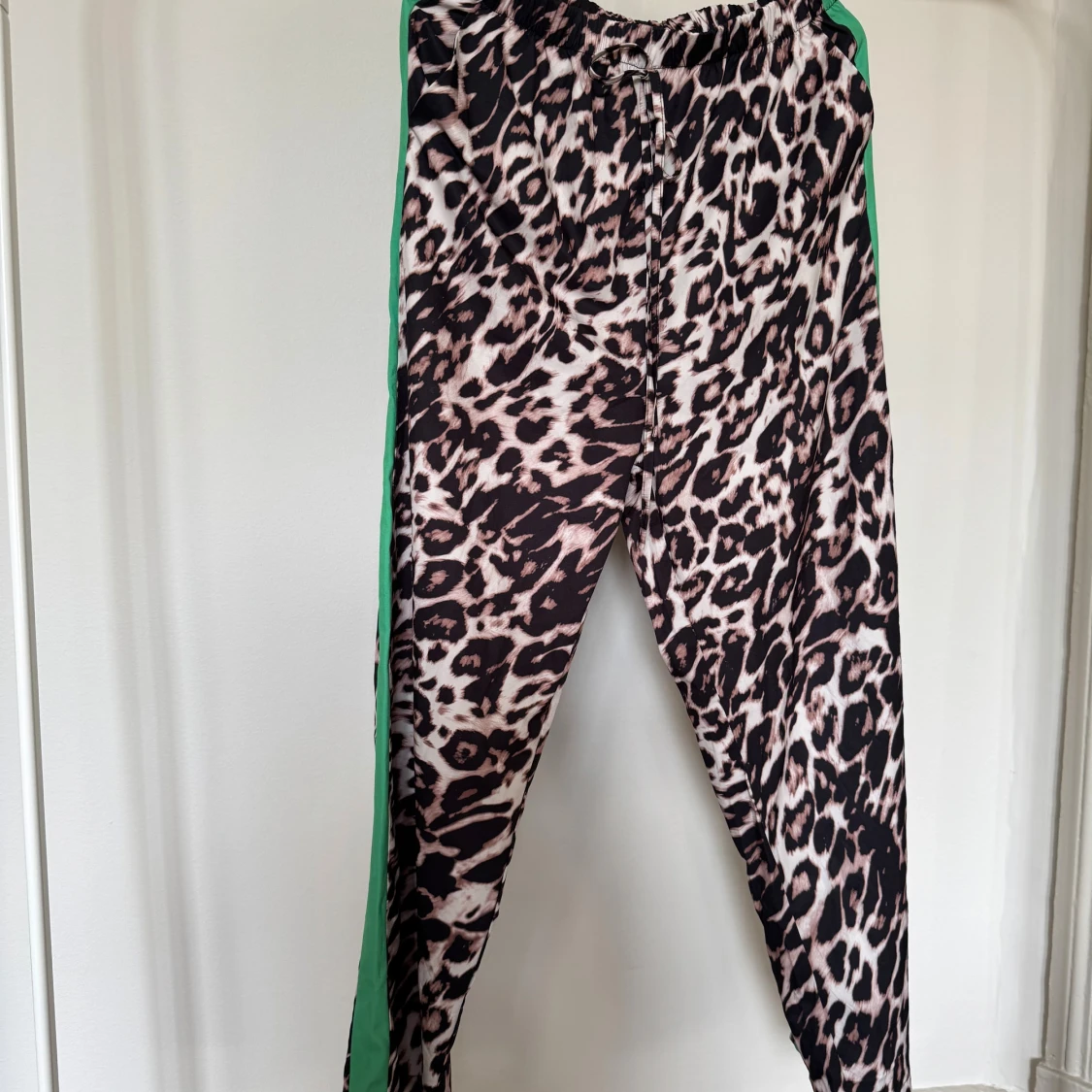 Leopardmönstrade byxor med gröna revärer  - 3