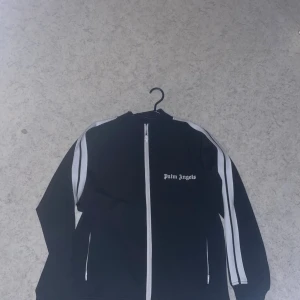 Palm Angels - Säljer denna palm angels tröja. Riktigt fin tröja och helt oandvänd, storlek S. Påse och tags medföljer vid köp! Bara att höra av sig!