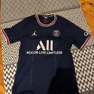 PSG 21/22 Jersey - PSG 21/22 kit i intill nytt skick.