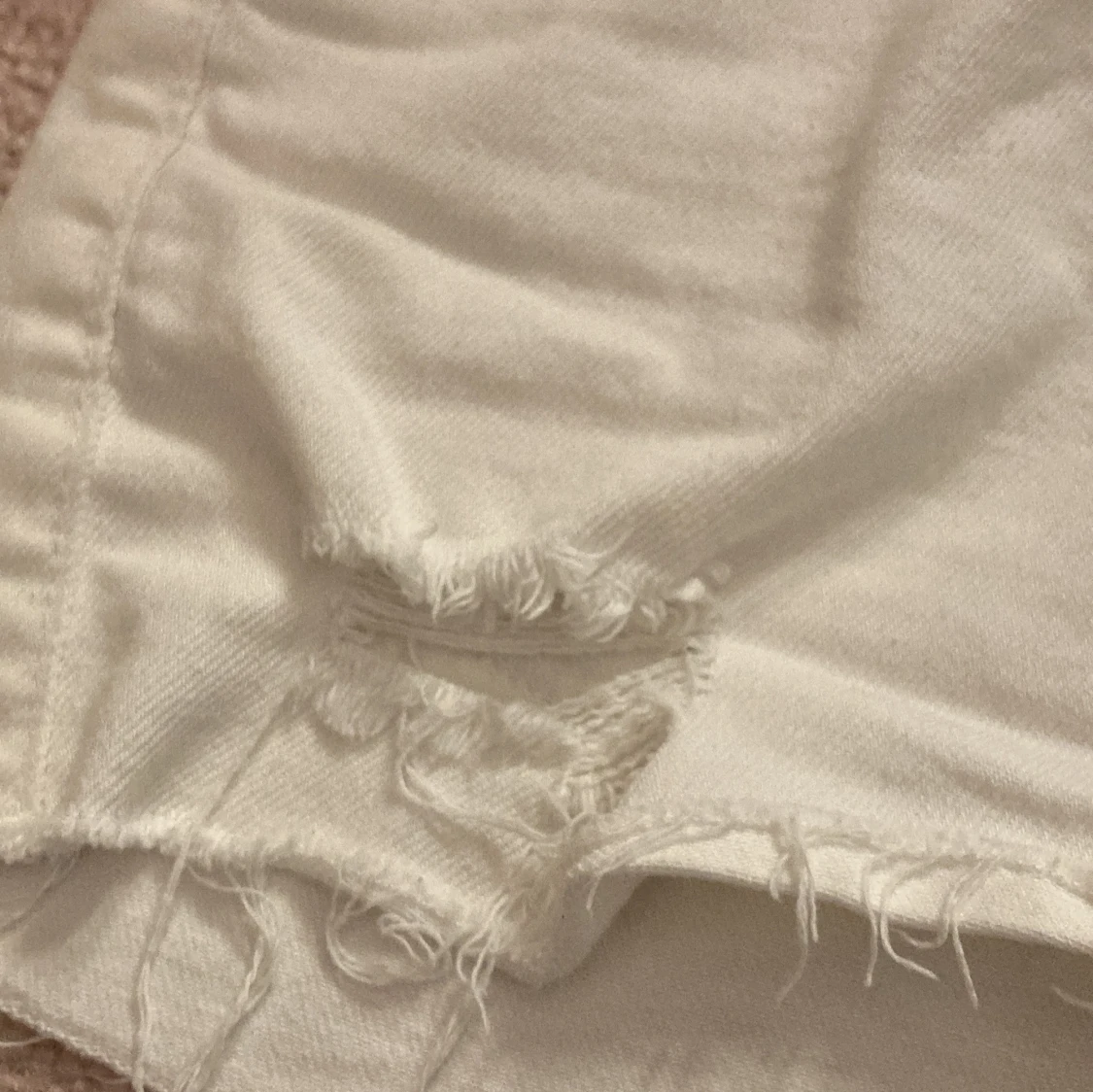 Vita fransiga shorts från Cubus - 1