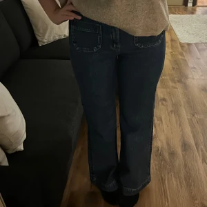 Mörkblå bootcut jeans - mörkblå jeans med bootcut passform och hög midja från ginatricot. Med fickor bak och fram. använda fåtal gånger !💕