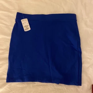Royalblå kjol - Snygg royalblå kortkjol i mjuk bomull. Aldrig använt 