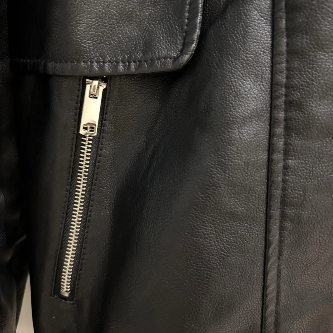  Ny Svart skinnjacka från Missguided  - 2