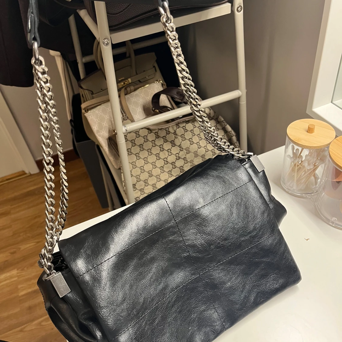 Svart axelväska med kedjerem - 1