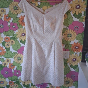 Pernilla Wahlgren klänning - Supersnygg klänning från Pernilla Wahlgren med lappen kvar! Köparen står för frakten.Hund finns I hemmet!🐕