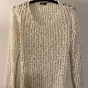 Vit meshad tröja - Säljer en vit meshad tröja från Bik Bok med lång ärm. Tröjan har en avslappnad passform och är perfekt för lager-på-lager. Passar även M. Skriv om du har några frågor💕