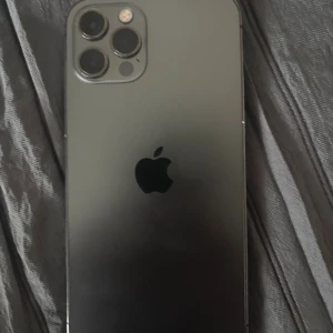iPhone 12 Pro - Säljer min Iphone 12 Pro, har ingen använding utav den. Den har inga problem och fungerar som helt ny. Lite skrap märken på sidorna annars inga fel. Batterihälsa på 79%