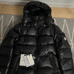 Moncler Maya - En riktigt skön och varm Maya jacka i perfekt skick, knappt andvänd och har ej några skador på den. Den passar perfekt till nån med storlek M så hör av er om ni är intresserade ☺️