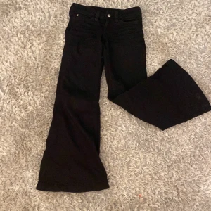 Cheap Monday jeans -  Super snygga cheap mondag jeans köpta på Weekday för 400, helt i nyskick och säljer pga att jag behöver pengar och de inte kommer till användning, st 26/30!💗