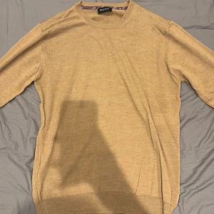 SAND tröja - Nypris 1500kr
