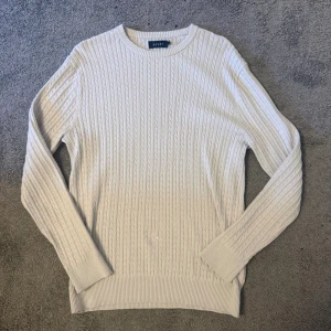 Stickad tröja  - En riktig fet stickad tröja med ett snyggt mönster i en snygg vit/beige färg, i storlek M men passar även S då jag har det på alla kläder, perfekt om du vill ha en gricsh look.