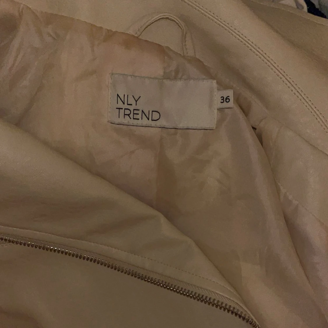 Beige skinnjacka från NLY Trend - 2