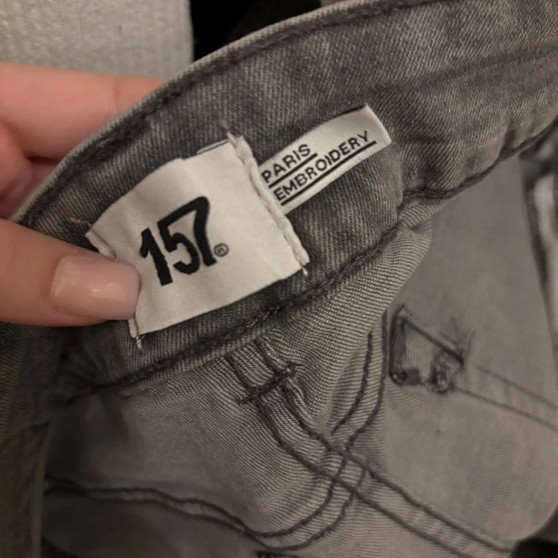Grå jeans med broderad ficka från 157 - 3