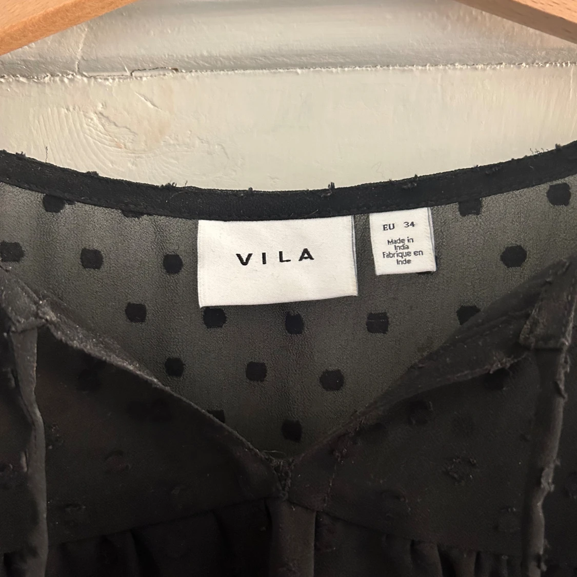 Svart prickig blus - 1