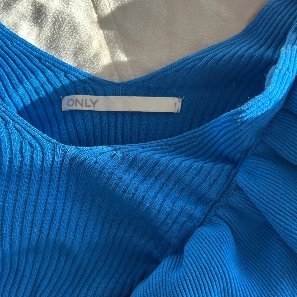 Blå ribbad topp med volang från ONLY - 1