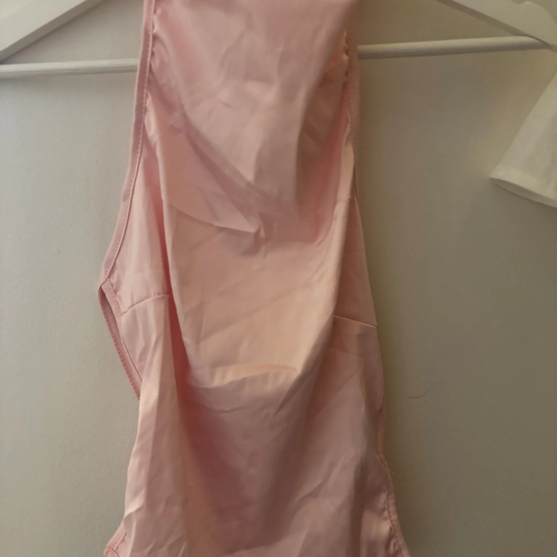 Ljusrosa halterneck topp med öppen rygg - 1