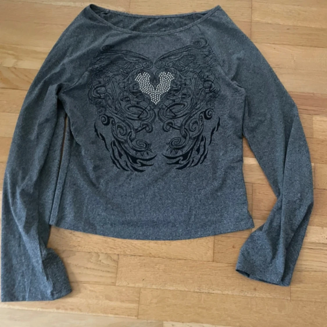 Grå långärmad topp med hjärtdetalj
