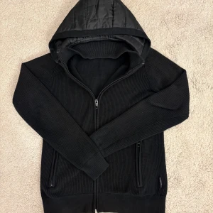 Cardigan svart indicode jeans  - Bra skick. Luvan går att ta av och på perfekt nu när de börjar bli lite kallare. Stl xs men passar S. Alltså längden 170-180. 