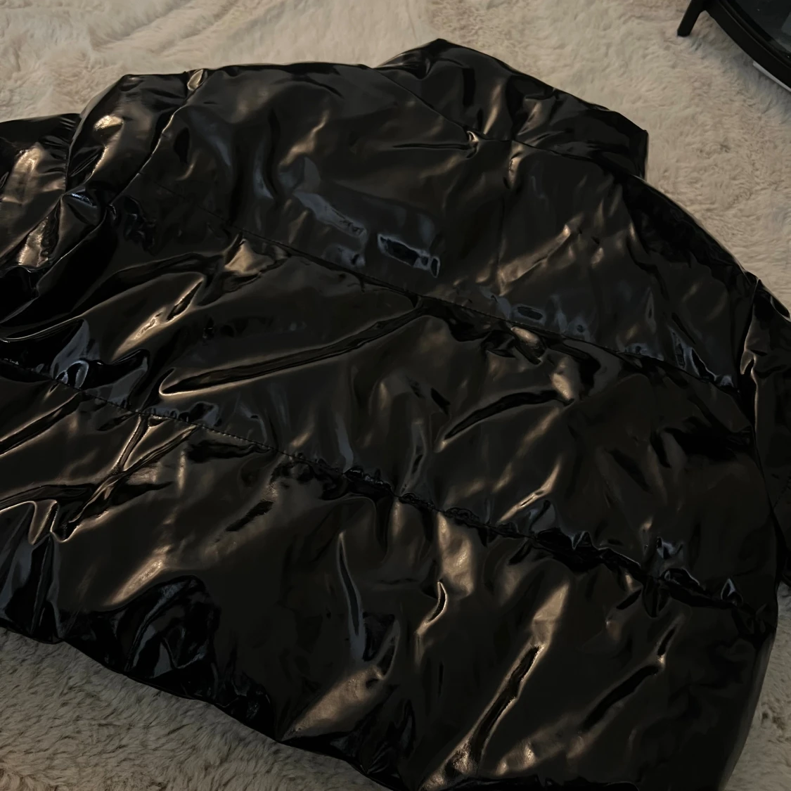 Svart glansig pufferjacka med dragkedja - 1