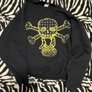Svart sweatshirt med döskalle🖤 - Cool sweatshirt med stort döskalle-tryck i gult och silver på framsidan🍒🖤