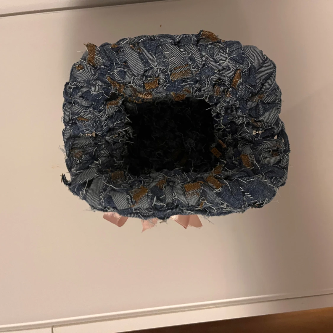 Virkad jeansväska med rosa rosett - 2