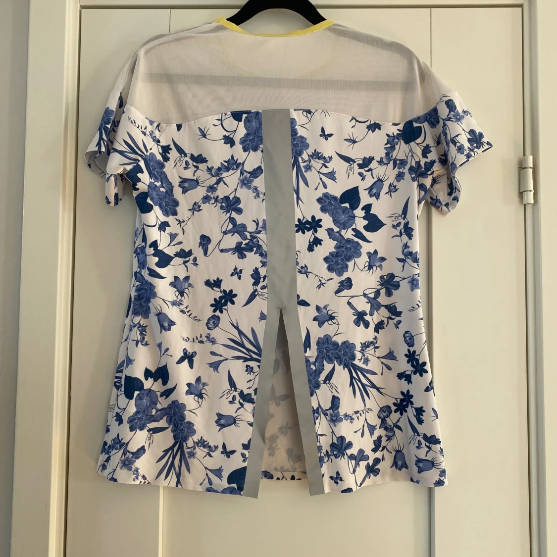 Blommig topp från Röhnisch i mesh - 1