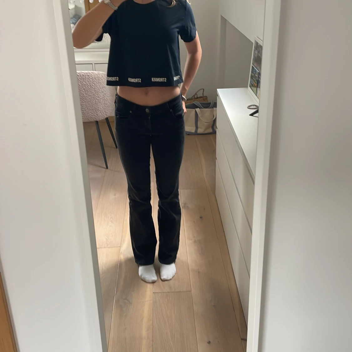 Svart croppad topp från Stronger