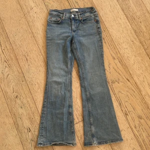 Blå bootcut jeans från Gina Tricot - Snygga blå bootcut jeans från Gina Tricot, modell Perfect Jeans. Klassisk femficksdesign, normal midja och utsvängda ben. Tillverkade i mjukt denimtyg som sitter skönt hela dagen. Perfekta för dig som gillar en retroinspirerad look.