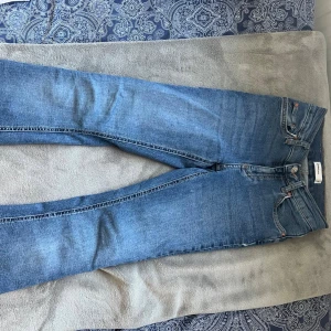 Blå Perfect Jeans i rak modell - Säljer ett par klassiska blå jeans från Perfect Jeans i storlek 32. Jeansen har en rak passform, fem fickor och snygga kontrastsömmar. Tillverkade i mjukt denimtyg som sitter skönt hela dagen.