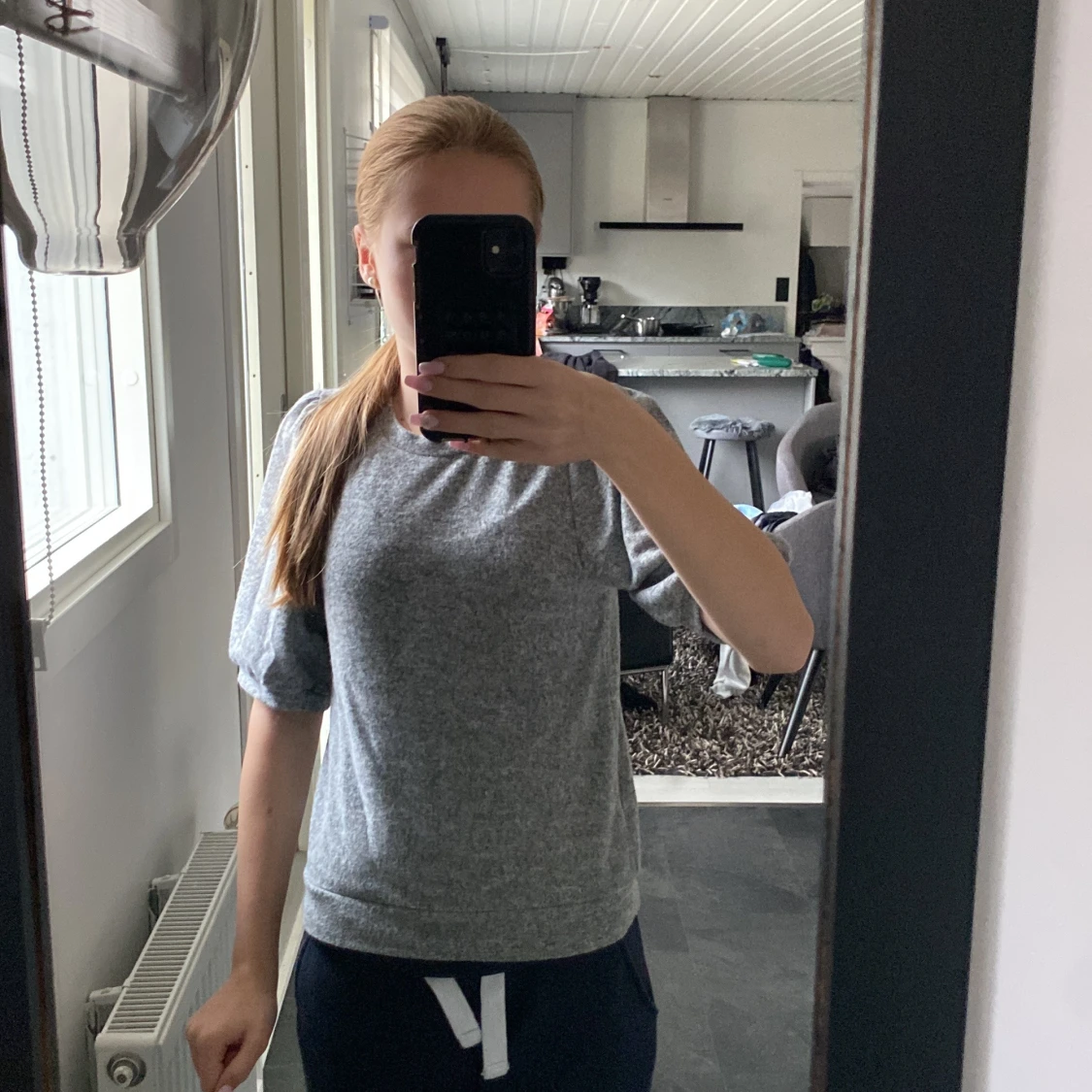 Grå kortärmad sweatshirt med puffärm