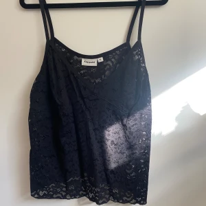 Svart spetsig linnetopp från Kappahl - V-ringad spetstopp från Kappahl som är knappt använd. Valde att sälja denna då jag har enbart använt den 2 gånger. Om du undrar något om toppen är det bara att skriva till mig😊