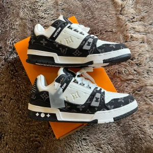 Louis Vuitton Skor  - Säljer ett par sprillans nya svart/vita Lv skor. Testade på en gång men i nyskick. Storlek 45 men passar 44. Hör av er vid frågor eller prisförslag.