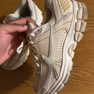 Nike Zoom Vomero 5 sneakers - Nike Zoom Vomero 5 sneakers i beige och vitt med mockadetaljer i storlek 36.5 köpt för 1995kr
