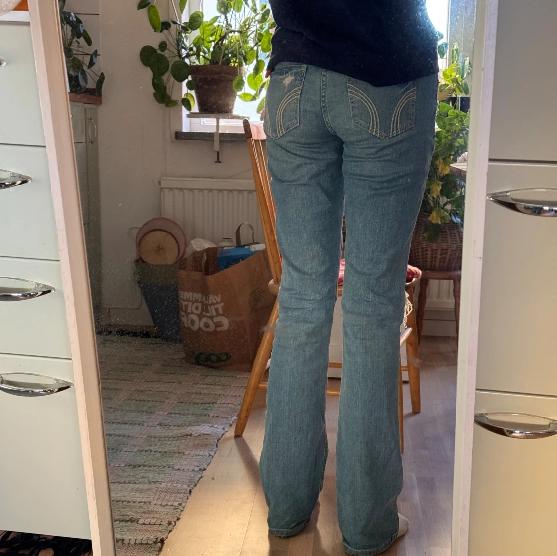 Hollister jeans med slitningar - 3